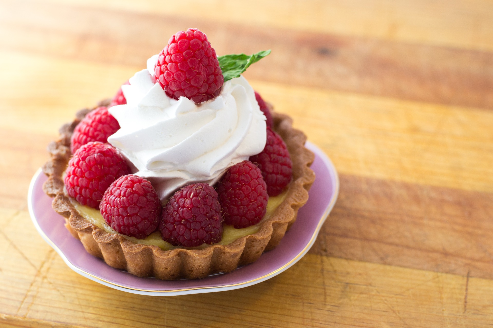 Raspelkuchen mit Himbeeren und Pudding