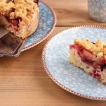 Streuselkuchen mit Erdnüssen und Himbeeren