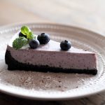 Farbenfroh: Lila Käsekuchen mit Blaubeeren