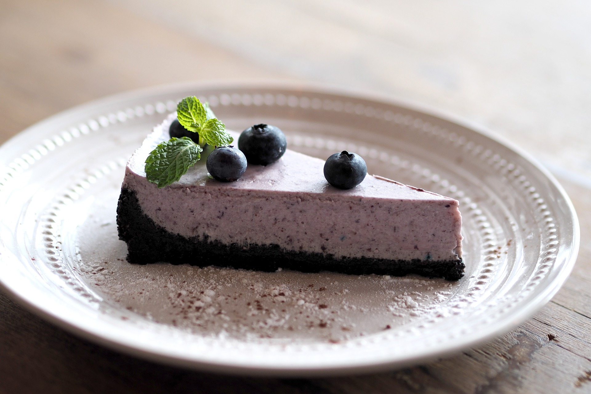 Farbenfroh: Lila Käsekuchen mit Blaubeeren