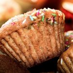 Muffins mit bunten Schokolinsen