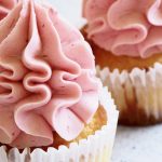 Johannisbeer-Cupcakes mit Karamellperlen