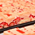 Fantakuchen mit Schmand und Erdbeeren