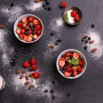 Frischkäse-Beeren-Kuchen mit Keksbröselboden