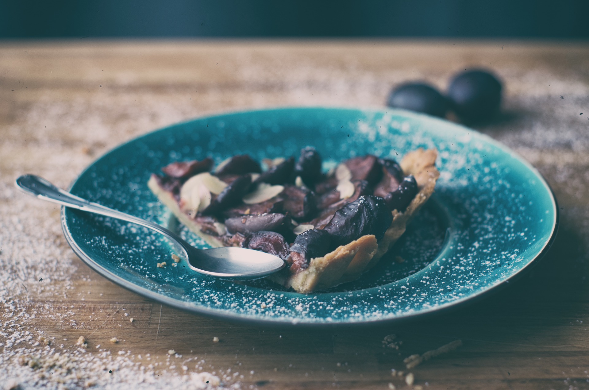 Nuss-Nougat-Kuchen mit Zwetschgen