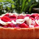 Mandelkuchen mit Erdbeeren