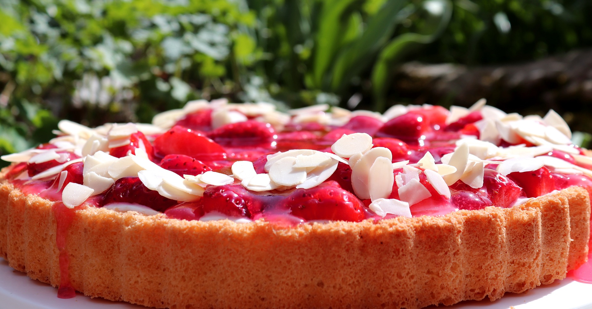 Mandelkuchen mit Erdbeeren