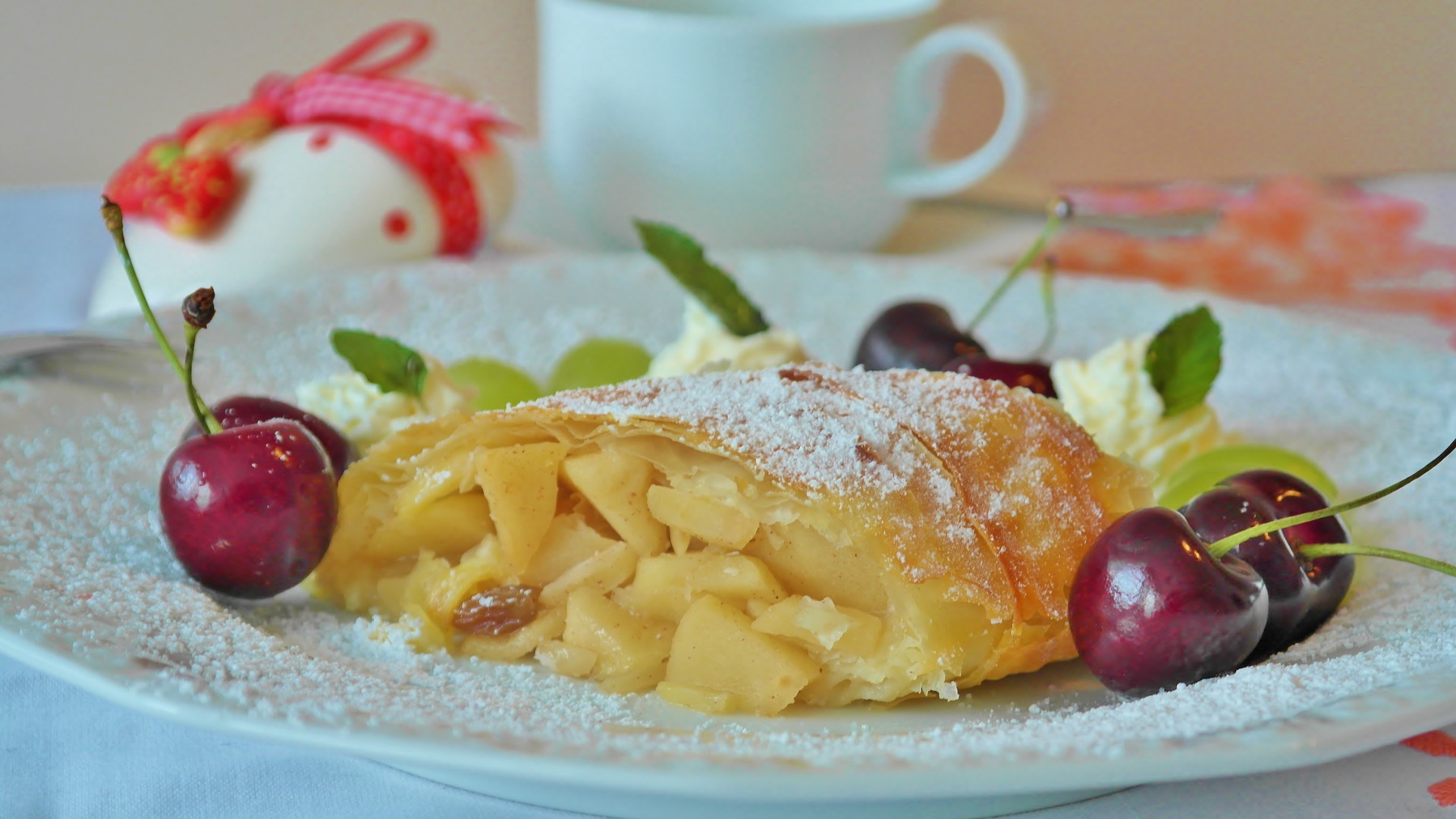 Mini-Apfelstrudel mit Marzipan & Vanillesoße